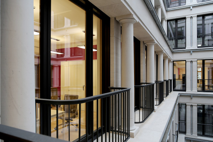 Wildgrube.Saeulen Innenhof klein